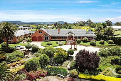 Perfect Entertainer-s Home With Pool - Accommodation Gladstone 0