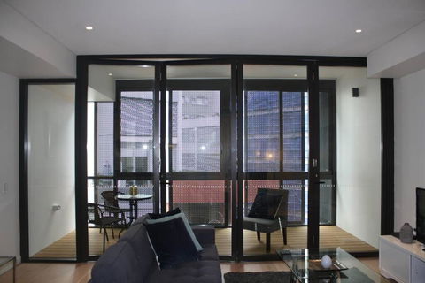 Perfect Large One Bedroom Plus Study - ALB09518 - Accommodation Gladstone 1