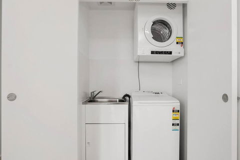 Perfect Large One Bedroom Plus Study - ALB09518 - Accommodation Gladstone 3