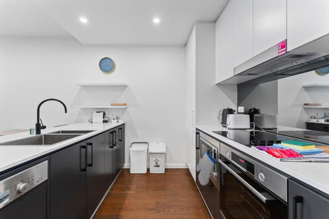 Perfect Location 1-Bed With Balcony, BBQ & Parking - Accommodation Gladstone 1