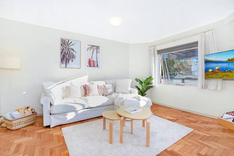 Perfect Manly Retreat, In The Heart Of Manly, Family & Couple Friendly Apartment With CAR SPOT - Accommodation Gladstone 2