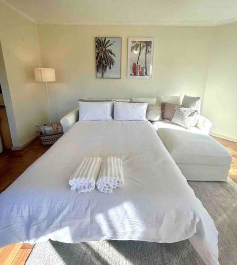 Perfect Manly Retreat, In The Heart Of Manly, Family & Couple Friendly Apartment With CAR SPOT - Accommodation Gladstone 3