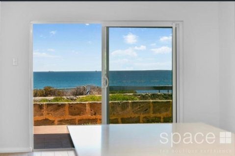 Perfect Oceanfront Cottesloe Apartment - Accommodation Gladstone 2