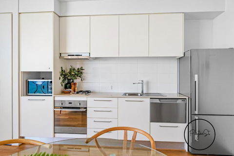Perfect Penthouse - WiFi Included - Accommodation Gladstone 3
