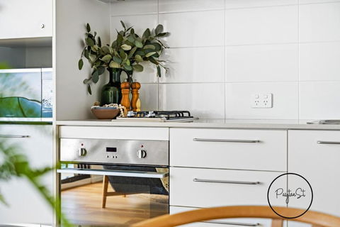 Perfect Penthouse - WiFi Included - Accommodation Gladstone 2
