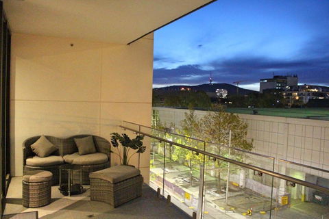 Perfectly Located Modern Apartment - Canberra CBD - Accommodation Gladstone 0