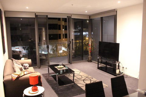 Perfectly Located Modern Apartment - Canberra CBD - Accommodation Gladstone 1
