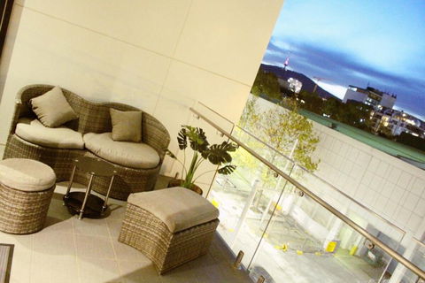 Perfectly Located Modern Apartment - Canberra CBD - Accommodation Gladstone 3