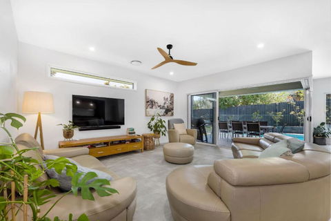 Pet Friendly Holiday Home With Pool On Alex - Accommodation Gladstone 2