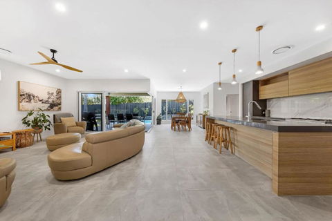 Pet Friendly Holiday Home With Pool On Alex - Accommodation Gladstone 0