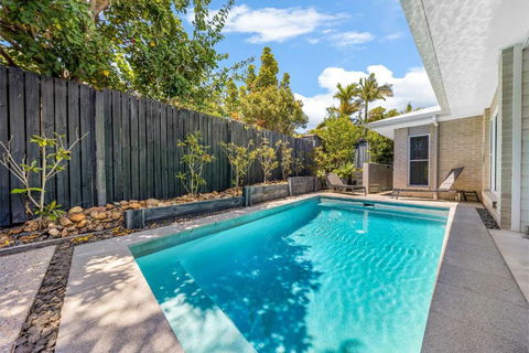 Pet Friendly Holiday Home With Pool On Alex - Accommodation Gladstone 1