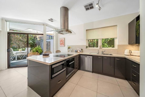 Petal And Bloom - 3BR Family CBD - Accommodation Gladstone 1
