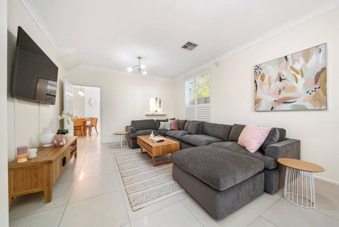 Petal And Bloom - 3BR Family CBD - Accommodation Gladstone 3