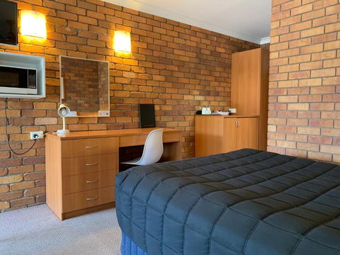 Peter Allen Motor Inn - Accommodation Gladstone 0