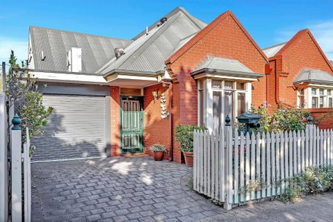Picket Fence Cottage - Steps From Adelaide Oval - Accommodation Gladstone 0