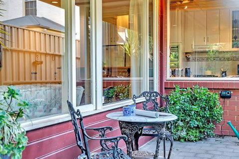 Picket Fence Cottage - Steps From Adelaide Oval - Accommodation Gladstone 1