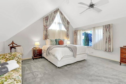 Picket Fence Cottage - Steps From Adelaide Oval - Accommodation Gladstone 2