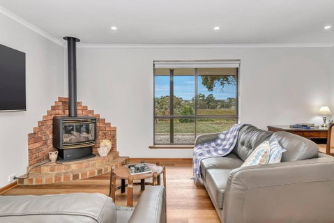 Picturesque Vineyard Farmhouse Nestled On 40-Acres - Accommodation Gladstone 1