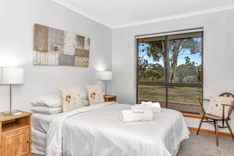 Picturesque Vineyard Farmhouse Nestled On 40-Acres - Accommodation Gladstone 2