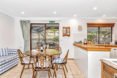 Picturesque Vineyard Farmhouse Nestled On 40-Acres - Accommodation Gladstone 3