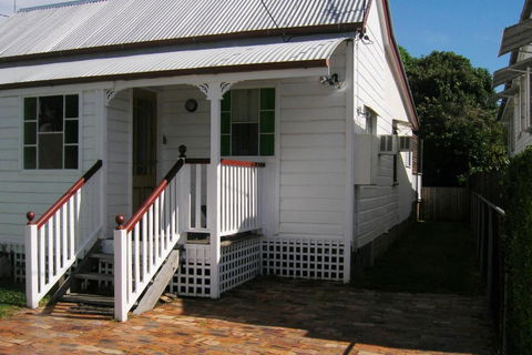 Pine Cottage - Accommodation Gladstone 0