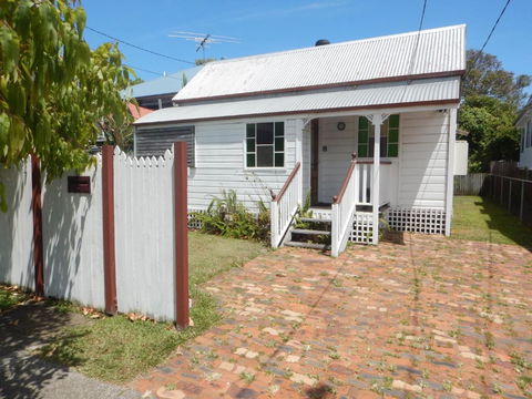 Pine Cottage - Accommodation Gladstone 2