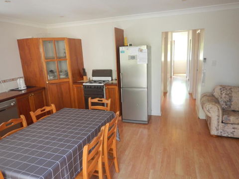 Pine Cottage - Accommodation Gladstone 3