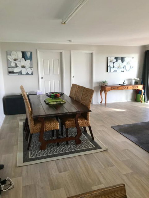 Pine View Holiday Rental - Accommodation Gladstone 2