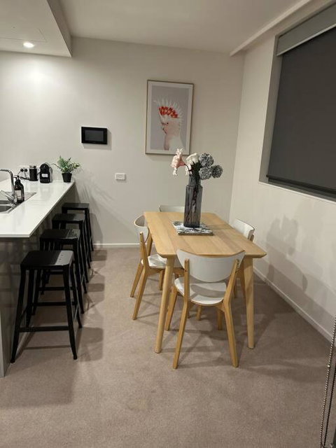 Plush Apartment On Mort - Accommodation Gladstone 2
