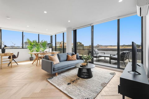 Polished 2-Bed Apartment With Gorgeous City Views - Accommodation Gladstone 0