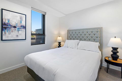 Polished 2-Bed Apartment With Gorgeous City Views - Accommodation Gladstone 1
