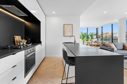 Polished 2-Bed Apartment With Gorgeous City Views - Accommodation Gladstone 2