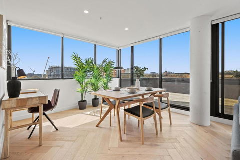 Polished 2-Bed Apartment With Gorgeous City Views - Accommodation Gladstone 3