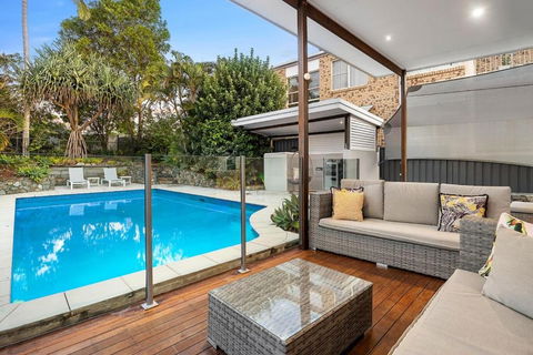 Pool Side Luxury Pet Friendly - Walk To The Beach - Accommodation Gladstone 1