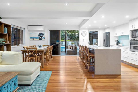 Pool Side Luxury Pet Friendly - Walk To The Beach - Accommodation Gladstone 2