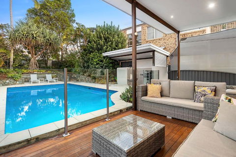 Pool Side Luxury Pet Friendly - Walk To The Beach - Accommodation Gladstone 0