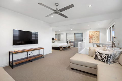 Pool Side Luxury Pet Friendly - Walk To The Beach - Accommodation Gladstone 3