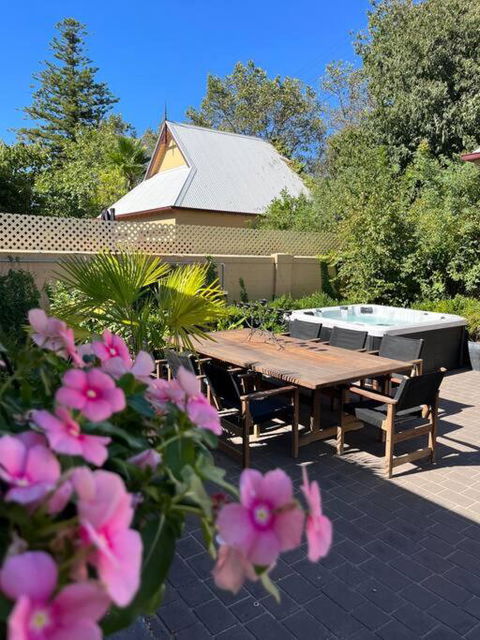 Porters Cottage Oasis - Accommodation Gladstone 0