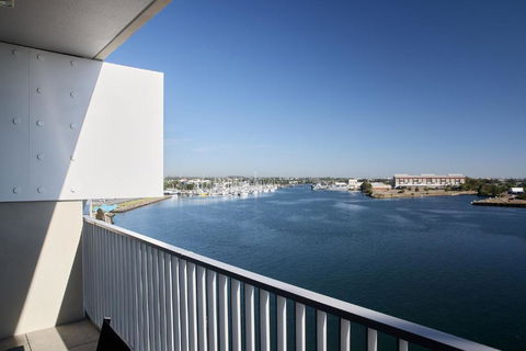 Portside On Honeysuckle - Accommodation Gladstone 1