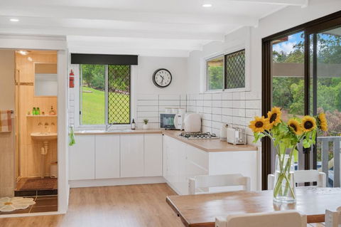 Pet Friendly Cozy Cabin - Accommodation Gladstone 3