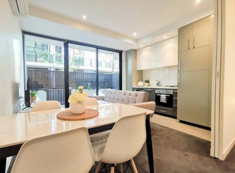 PR126-1 BR Comfy Stay Next To Station With FREE Parking - Accommodation Gladstone 2