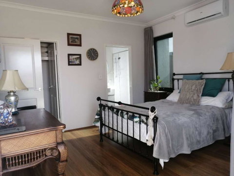 Private & Cosy! Master Bedroom In Perth With Garden View - Accommodation Gladstone 2