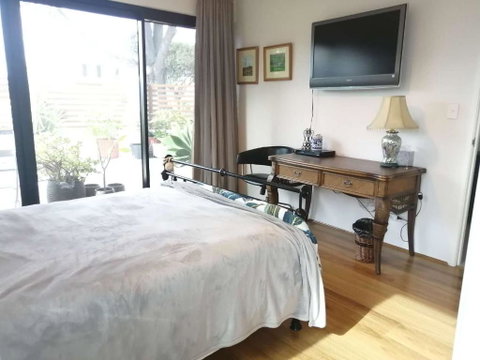 Private & Cosy! Master Bedroom In Perth With Garden View - Accommodation Gladstone 1