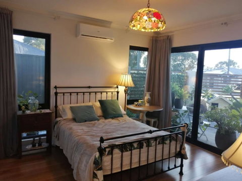 Private & Cosy! Master Bedroom In Perth With Garden View - Accommodation Gladstone 0