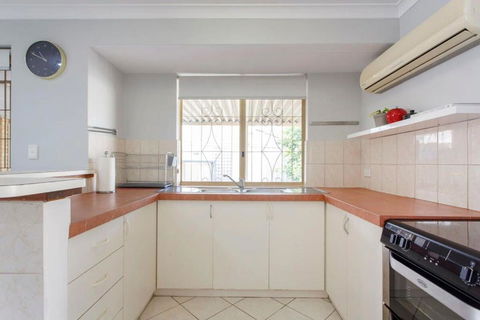 Private Room In St James - Accommodation Gladstone 3