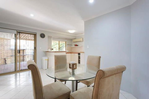 Private Room In St James - Accommodation Gladstone 2