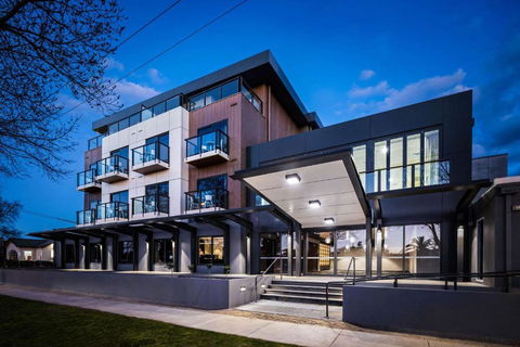Quality Hotel Lakeside - Accommodation Gladstone 0