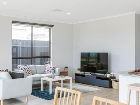 Putters Paradise 25-30 Troon Drive - Accommodation Gladstone 1