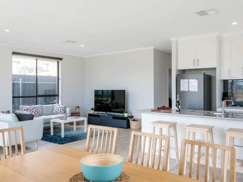 Putters Paradise 25-30 Troon Drive - Accommodation Gladstone 2