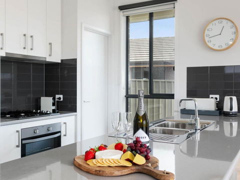 Putters Paradise 25-30 Troon Drive - Accommodation Gladstone 3